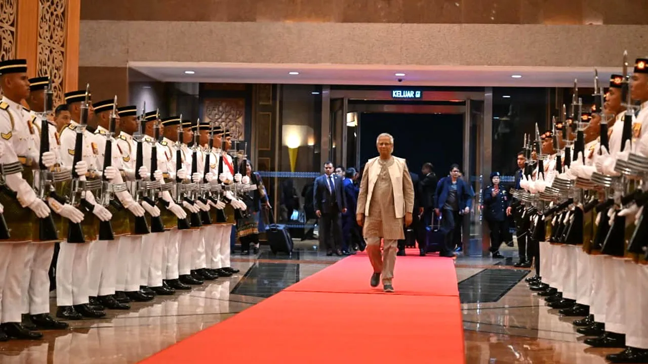 ড. ইউনূসকে লাল গালিচা সংবর্ধনা দিলো মালয়েশিয়া