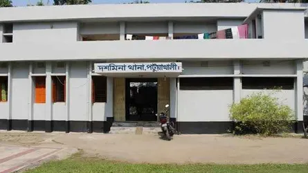 দশমিনায় অটোরিকশা উল্টে চালক নিহত