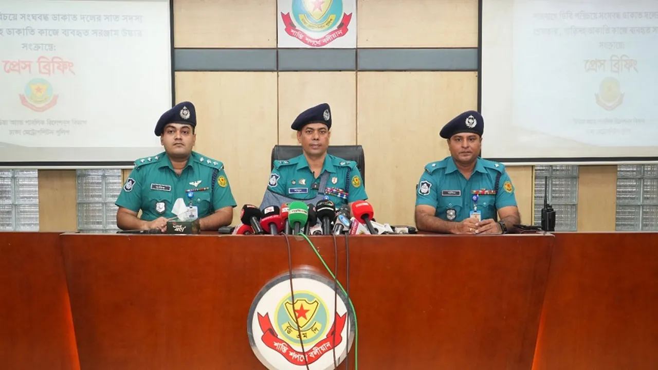রাজধানীতে ডিবি পরিচয়ে ডাকাতির প্রস্তুতিকালে গ্রেফতার ৭