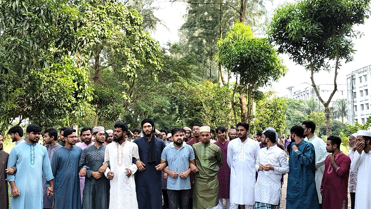 ইসকন নিষিদ্ধের দাবিতে গোবিপ্রবি শিক্ষার্থীদের বিক্ষোভ