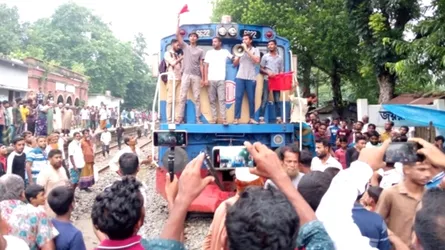 দামুড়হুদায় ট্রেন থামিয়ে এলাকাবাসীর বিক্ষোভ, খুলানার সাথে যোগাযোগ বিচ্ছিন্ন