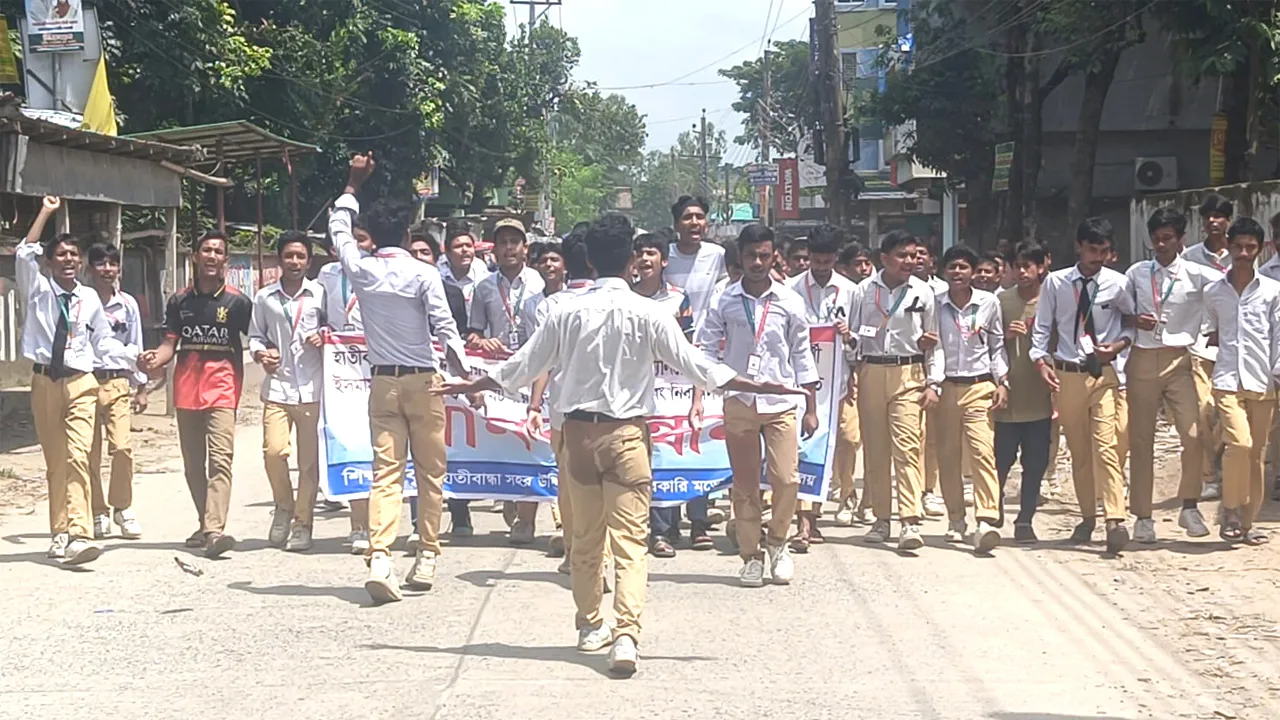 লালমনিরহাটে নিরাপদ সড়কের দাবিতে শিক্ষার্থীদের বিক্ষোভ