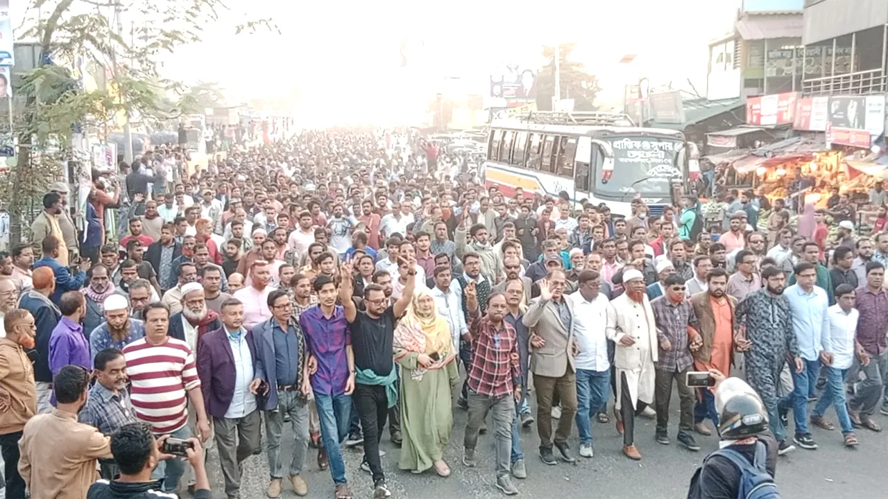 মধুপুরে মনোনয়ন দ্বন্দ্বে সংঘর্ষ : ঘটনার প্রতিবাদে বিক্ষোভ-সমাবেশ
