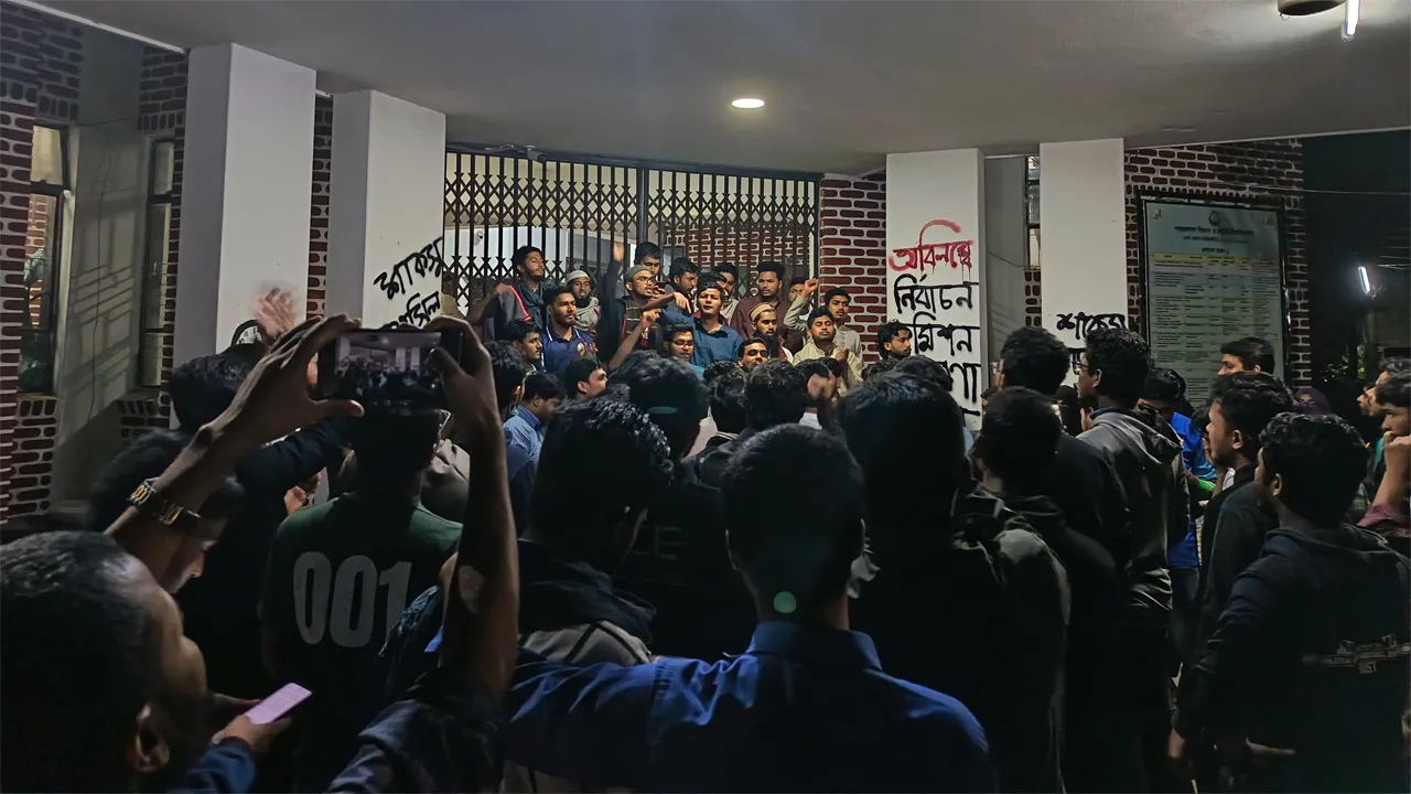 শাকসু নির্বাচনের তারিখ প্রত্যাখান করে প্রশাসনিক ভবন অবরুদ্ধ করে বিক্ষোভ