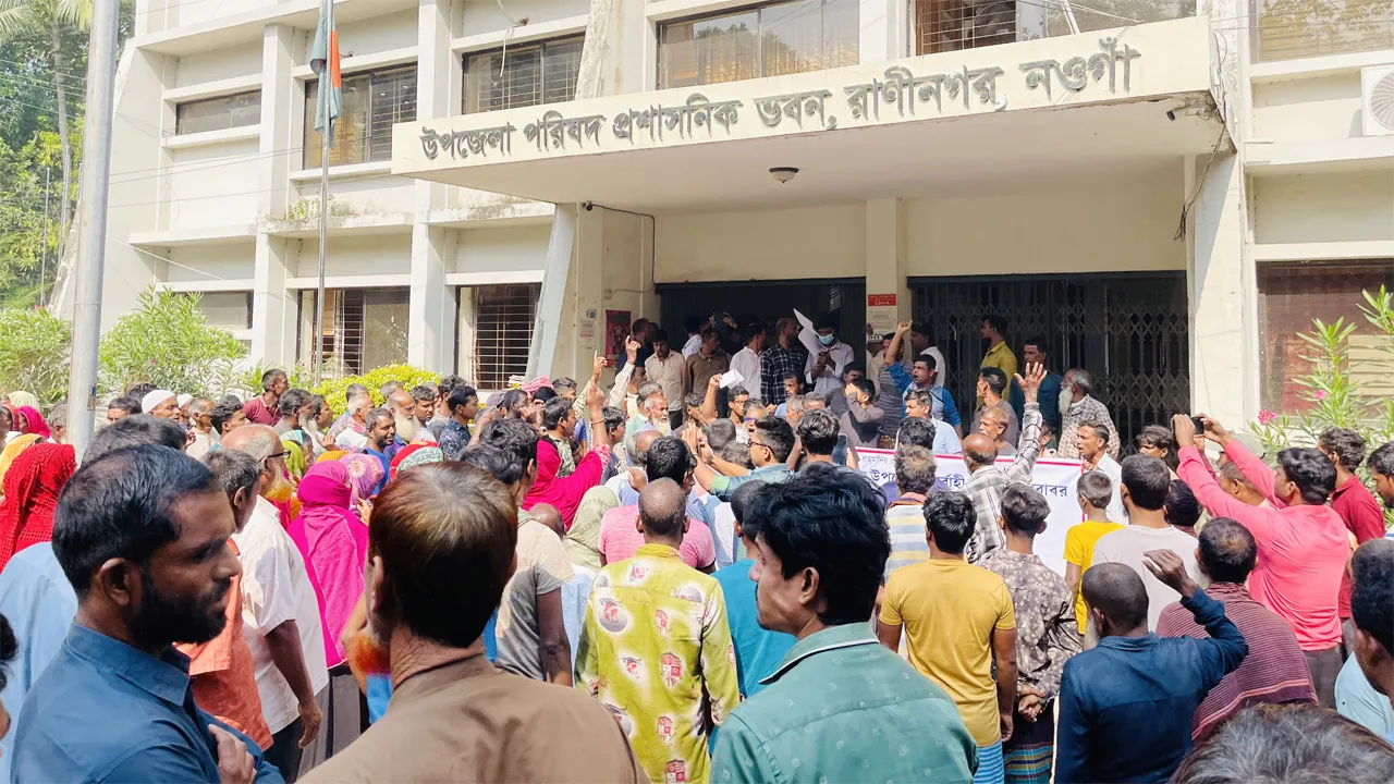 রাণীনগরে ইটভাটা বন্ধের প্রতিবাদে বিক্ষোভ ও স্মারকলিপি প্রদান