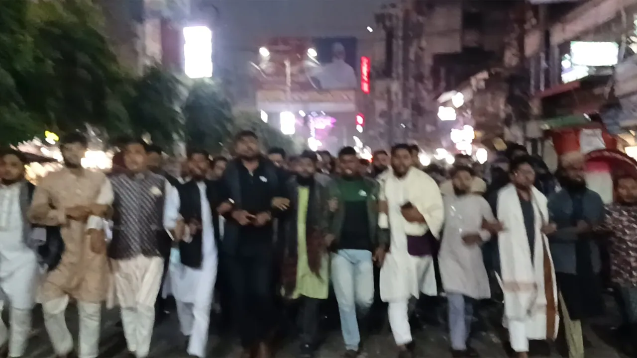 ওসমান হাদির উপর হামলার প্রতিবাদে ফেনীতে ছাত্র-জনতার বিক্ষোভ