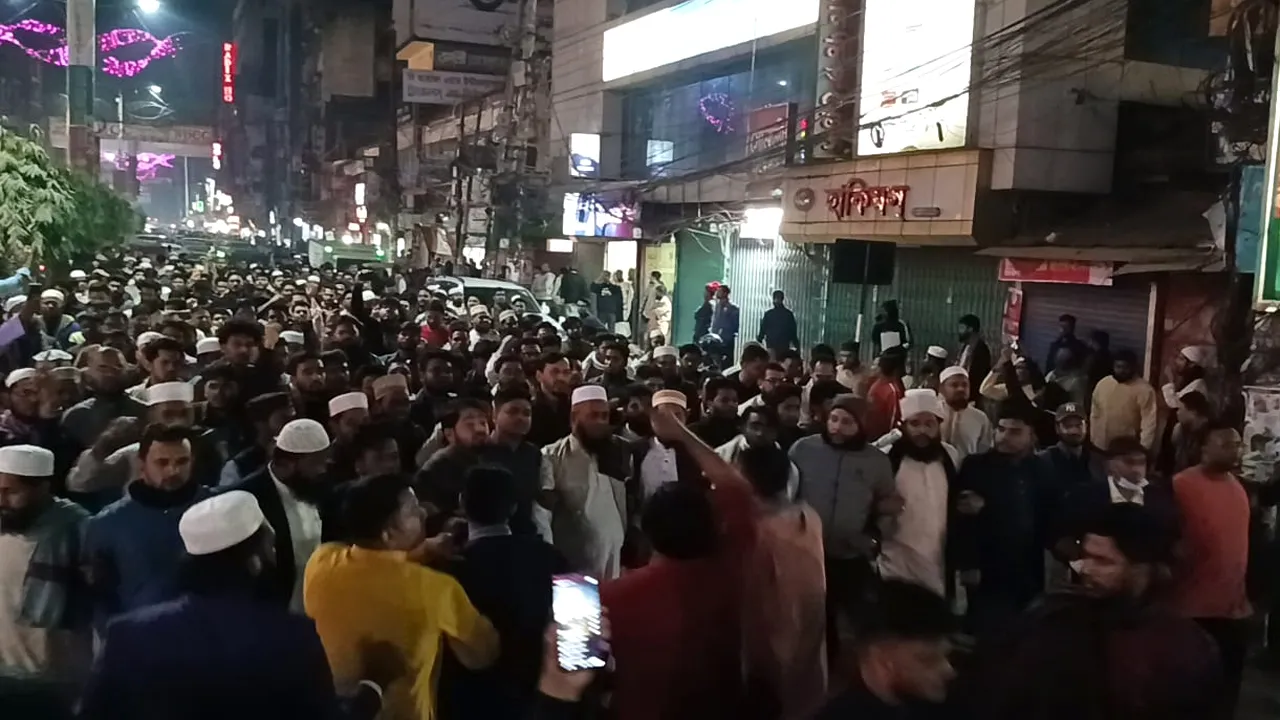শহীদ ওসমান হাদির হত্যার প্রতিবাদে ফেনীতে ছাত্র-জনতার বিক্ষোভ