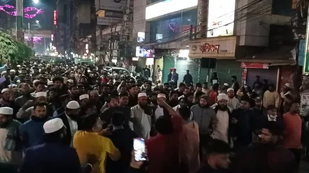 শহীদ ওসমান হাদির হত্যার প্রতিবাদে ফেনীতে ছাত্র-জনতার বিক্ষোভ