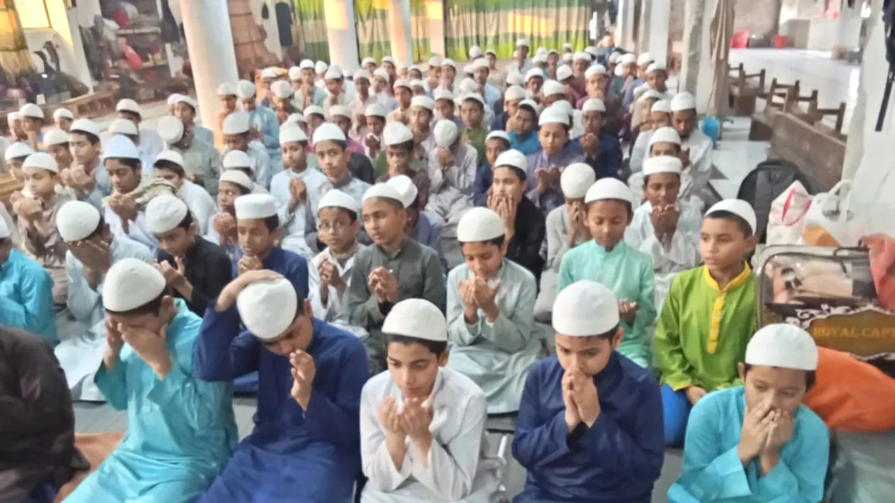 মুন্সীগঞ্জে মাদরাসা শিক্ষার্থীদের নিয়ে খালেদা জিয়ার সুস্থতার জন্য দোয়া