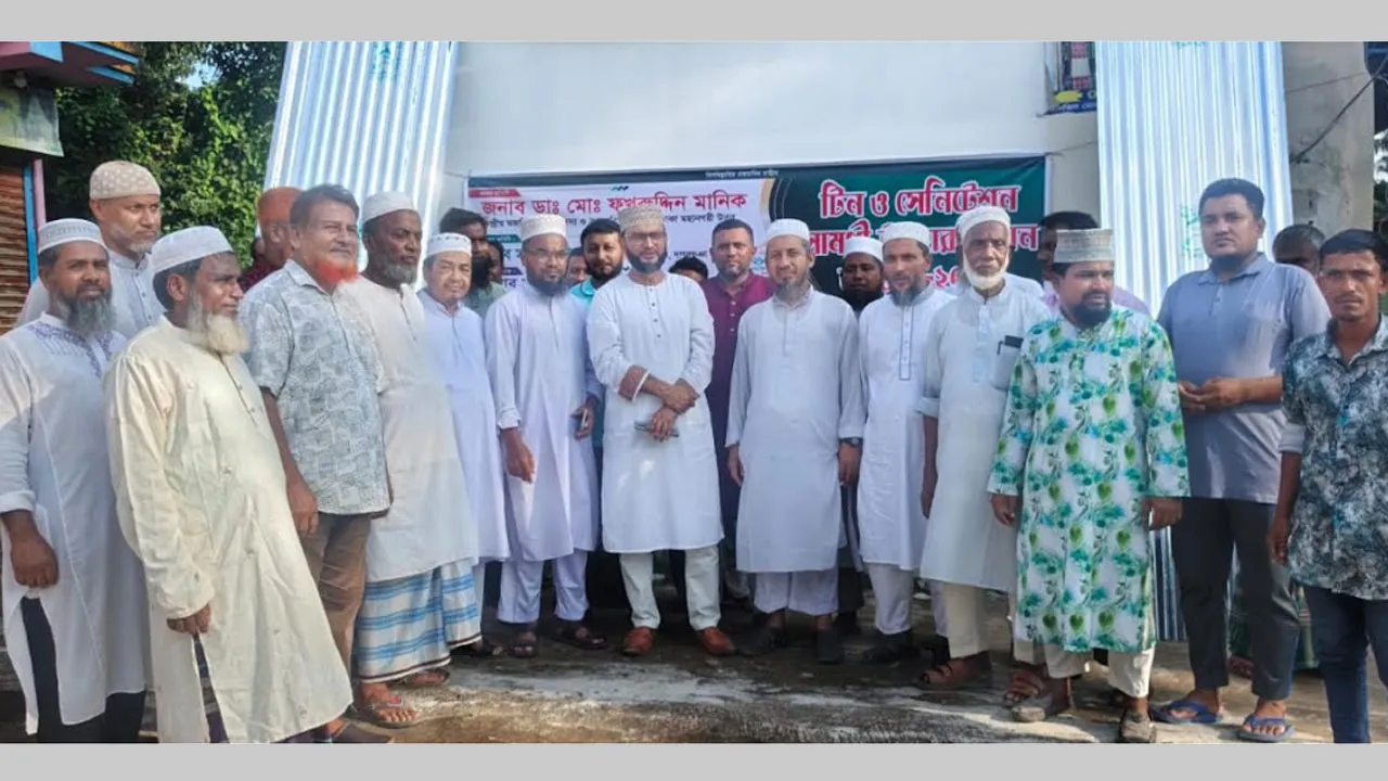 দাগনভূঞায় জামায়াতের টিন ও স্যানিটেশন সামগ্রী বিতরণ