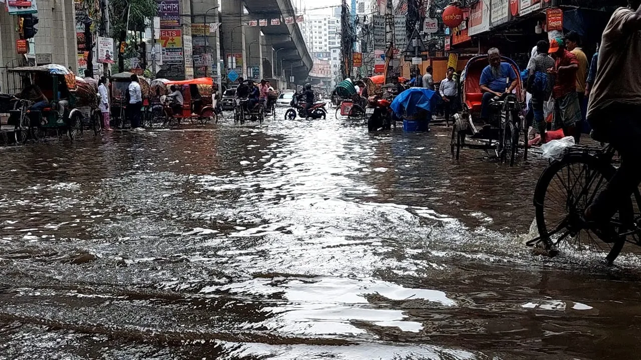 একটু বৃষ্টিতেই হাঁটুপানি ঢাকায়, নগরবাসীর ভোগান্তি