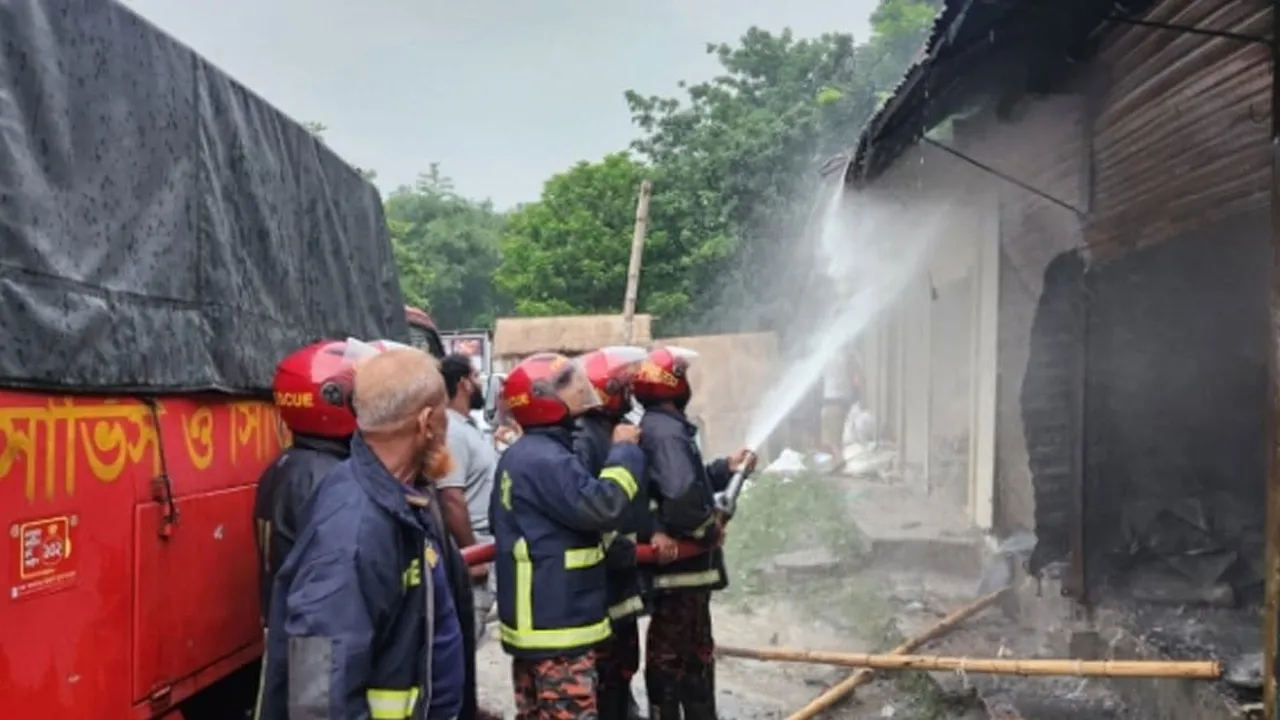 ধামরাইয়ে আগুনে পুড়ে গেল ৫ দোকান