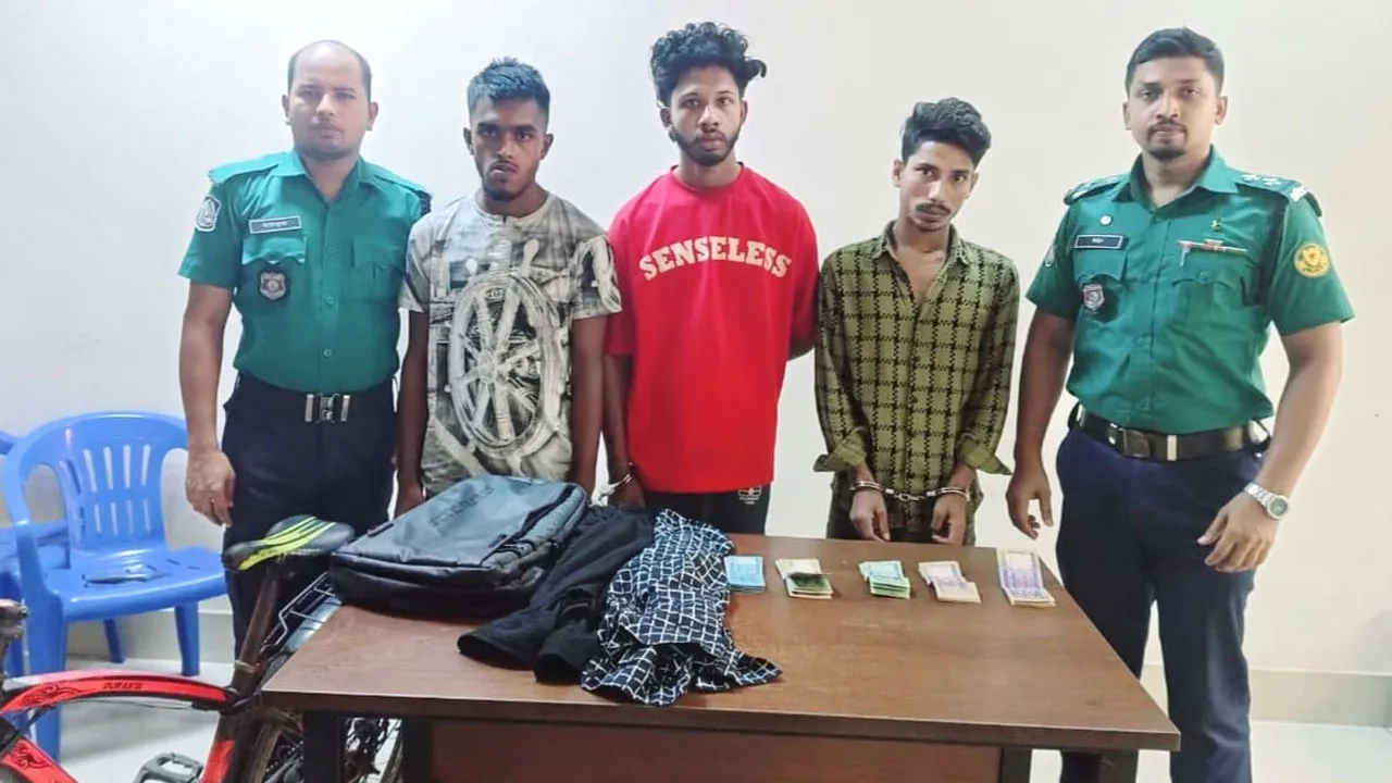 ধানমন্ডিতে মারধর করে ৫০ লাখ টাকা ডাকাতি, আলামতসহ গ্রেফতার ৩