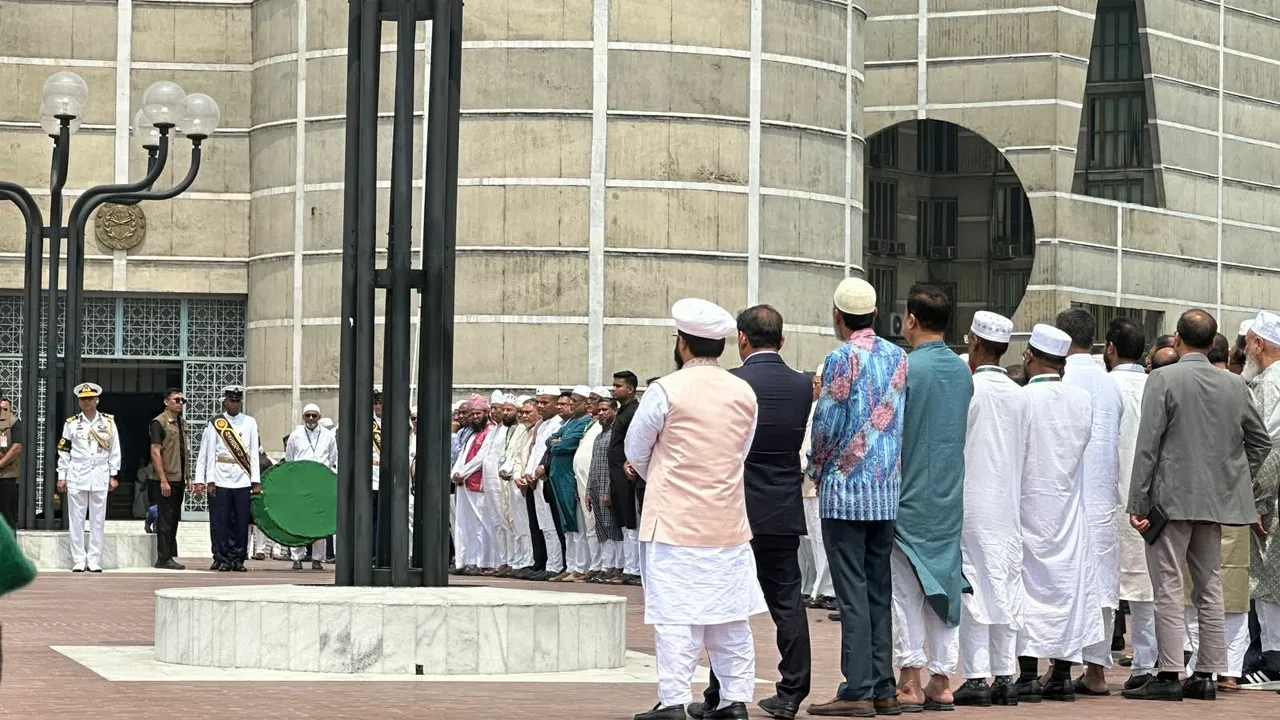 সংসদের দক্ষিণ প্লাজায় স্পিকারের সহধর্মিণীর জানাজা অনুষ্ঠিত