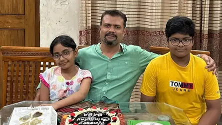 ‘তুমি কেমন বাবা যে নিজের সন্তানকে জড়ায়ে ধরতেও পারো না’
