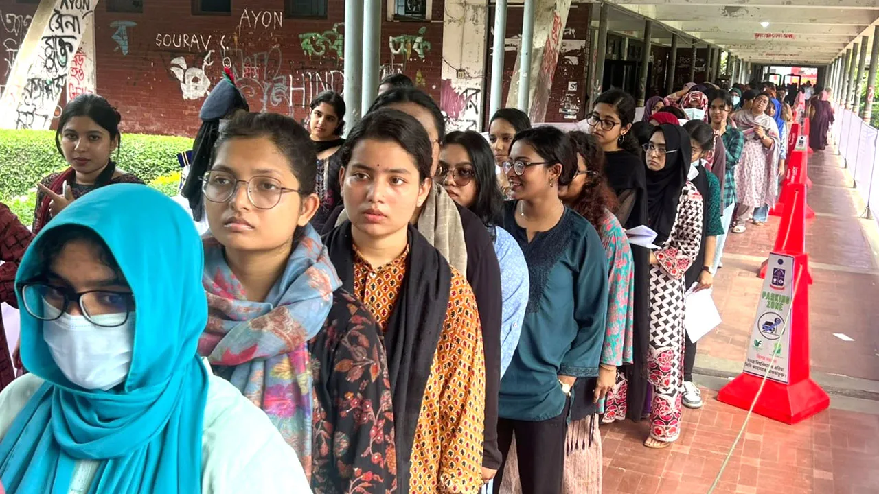 তিন ঘণ্টায় ৪৫ শতাংশ ভোট পড়েছে সুফিয়া কামাল হলের