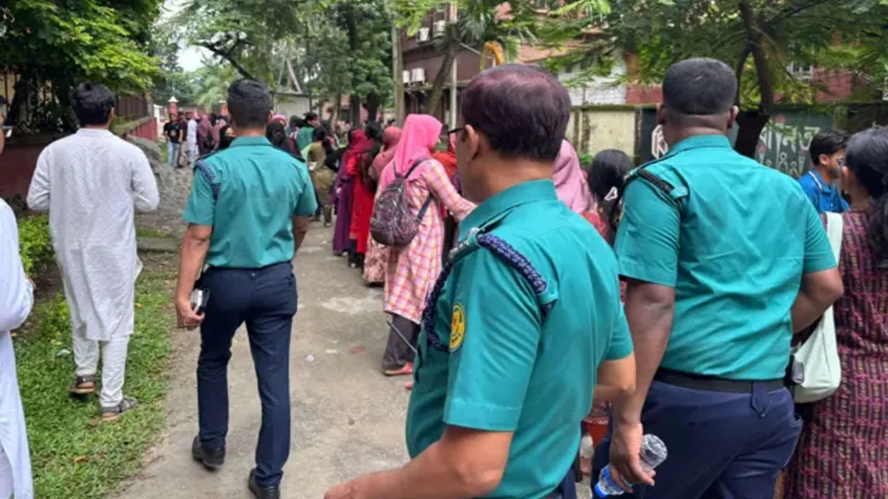 ক্যাম্পাসে নিরাপত্তা বাহিনীর দুই হাজারের বেশি সদস্য মোতায়েন