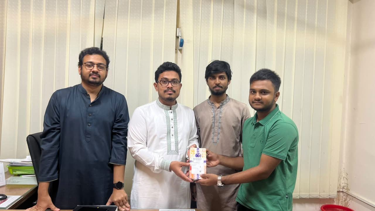 ডাকসুর-উদ্যোগে-অর্ধ-বছর-আগে-হারানো-ফোন-ফিরে-পেলেন-ঢাবি-শিক্ষার্থী