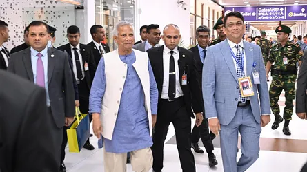 যুক্তরাজ্য সফর শেষে দেশে পৌঁছেছেন প্রধান উপদেষ্টা