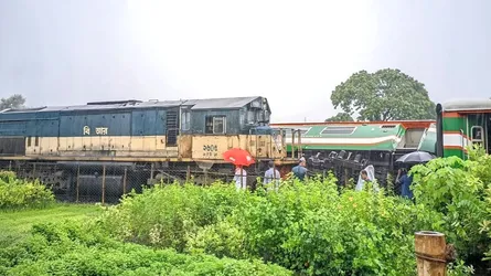 লালমনিরহাটে দুই ট্রেনের সংঘর্ষে দুটি বগি লাইনচ্যুত