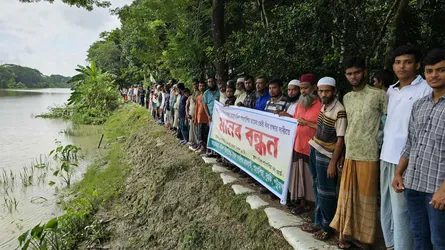 নদীভাঙনে সড়ক বিলীন, দুমকিতে বেড়িবাঁধ রক্ষার দাবিতে মানববন্ধন