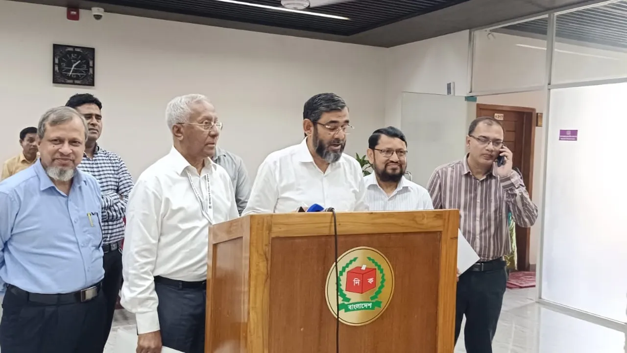 ইসি পুনর্গঠন নিয়ে মন্তব্য করতে নারাজ কমিশনার সানাউল্লাহ