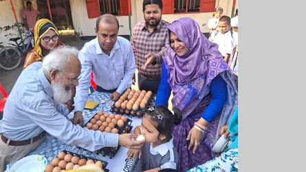 বিশ্ব ডিম দিবসে ১০ হাজার ডিম বিতরণ করল বাকৃবি