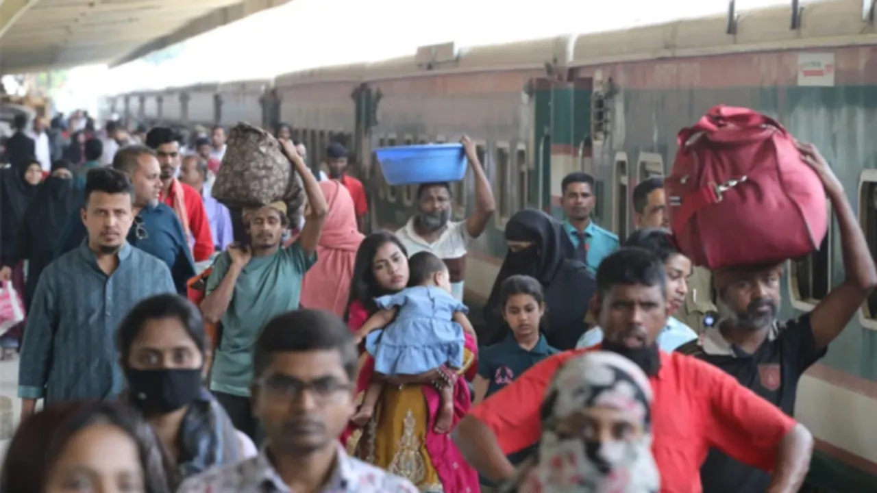 ছুটি শেষে রাজধানীমুখী কর্মব্যস্ত মানুষ, ট্রেন-বাস স্টেশনে ভিড়