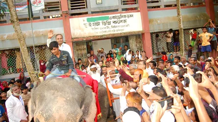 হাতির পিঠে চড়ে অধ্যক্ষের বিদায়