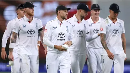 ইংলিশ ফিল্ডারদের ক্যাচ মিসের সুযোগে লিড অস্ট্রেলিয়ার