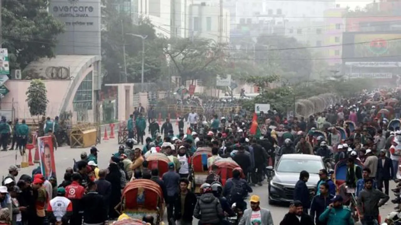 এভারকেয়ারের চারপাশে হাজারো জনতার ভিড়