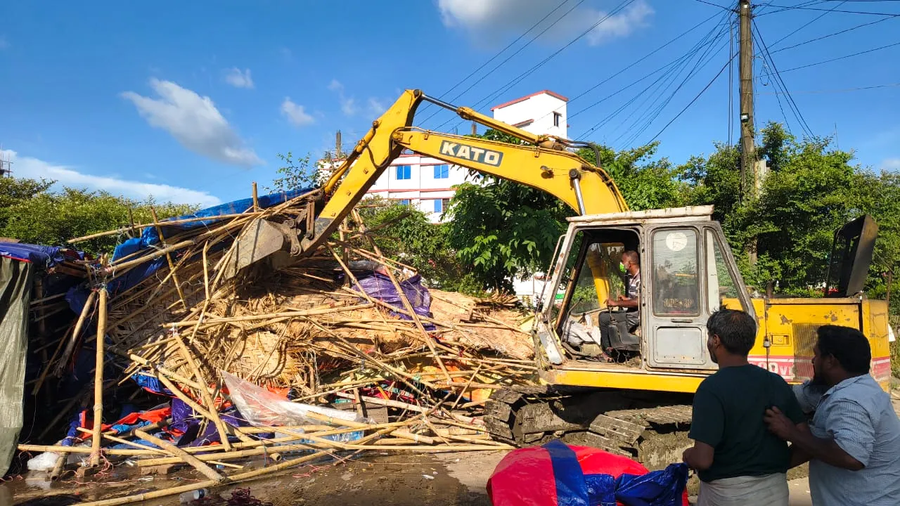 মিরসরাইয়ে ফুটপাত দখলমুক্ত করণে শতাধিক অবৈধ স্থাপনা উচ্ছেদ