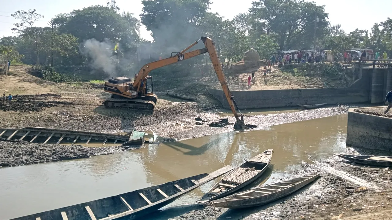 জামালগঞ্জের পাকনার হাওরের গজারিয়া খাল পুনঃখননের কাজ শুরু