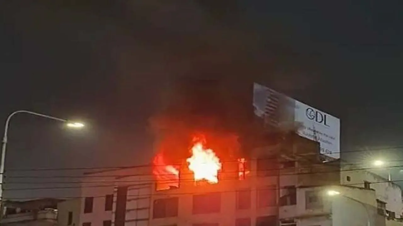 বনানীতে বহুতল ভবনে আগুন