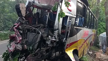 ফকিরহাটে গাছে সাথে বাসের ধাক্কায় নিহত ১
