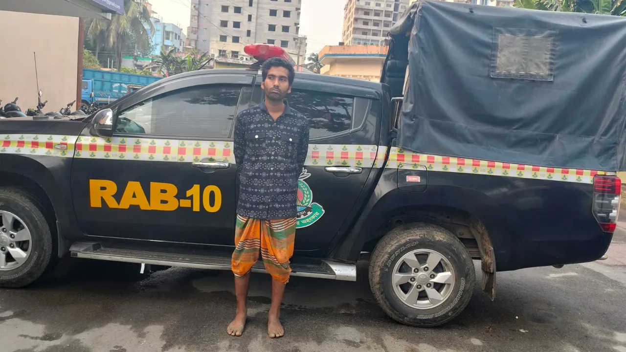 ফরিদপুরে ৩ জনকে কুপিয়ে হত্যা : অভিযুক্ত যুবক গ্রেফতার