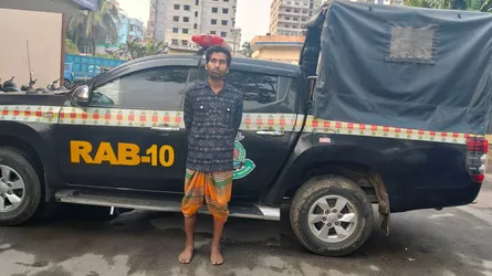 ফরিদপুরে ৩ জনকে কুপিয়ে হত্যা : অভিযুক্ত যুবক গ্রেফতার