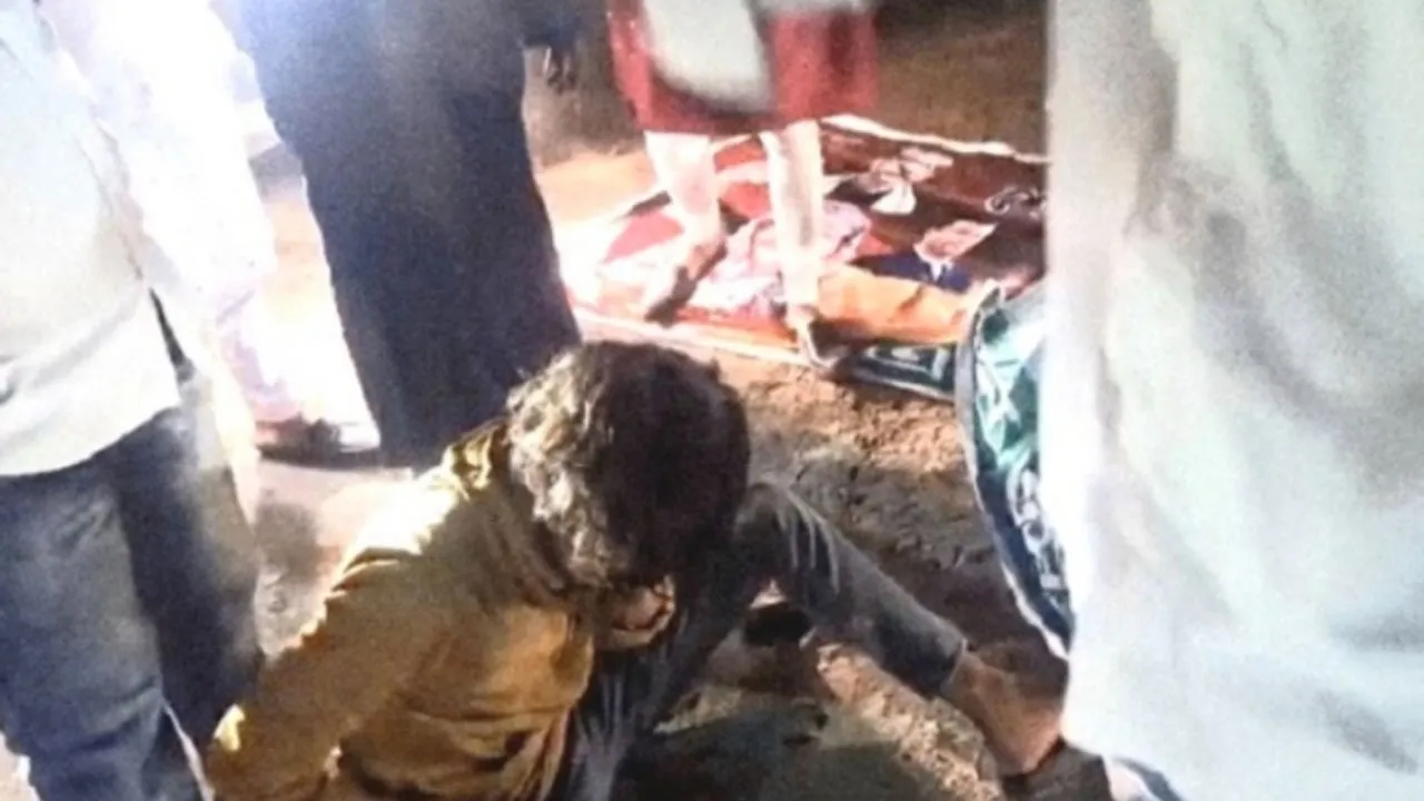 ফতুল্লায় ছাত্রলীগের মশাল মিছিল, গণপিটুনি দিয়ে ৫ জনকে পুলিশে সোপর্দ