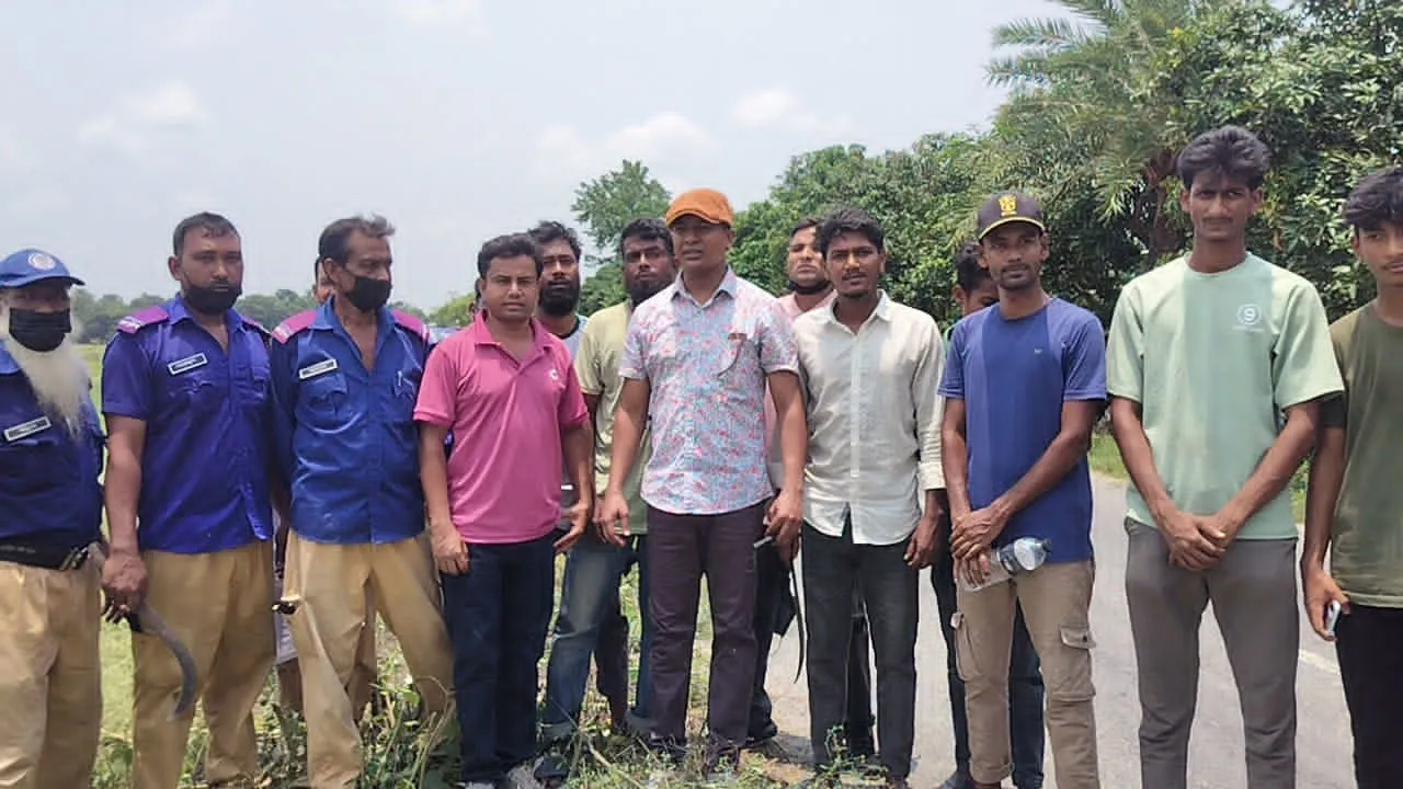 নলডাঙ্গায় নয়া দিগন্তে সংবাদ প্রকাশের পর পরিবেশকর্মীদের উদ্যোগে বিষাক্ত পার্থেনিয়াম নিধন অভিযান