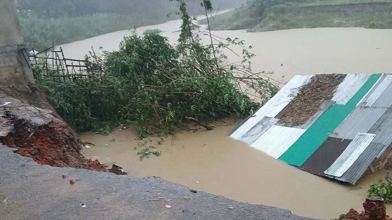 ফেনীতে বন্যা নিয়ন্ত্রণ বাঁধের ৫ স্থানে ভাঙন, বিস্তীর্ণ এলাকা প্লাবিত