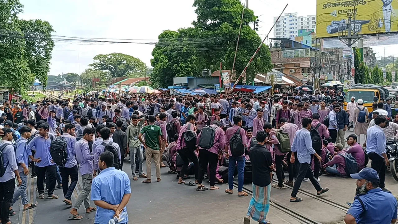 ৭ দফা দাবিতে ফেনীতে পলিটেকনিক শিক্ষার্থীদের রেললাইন অবরোধ