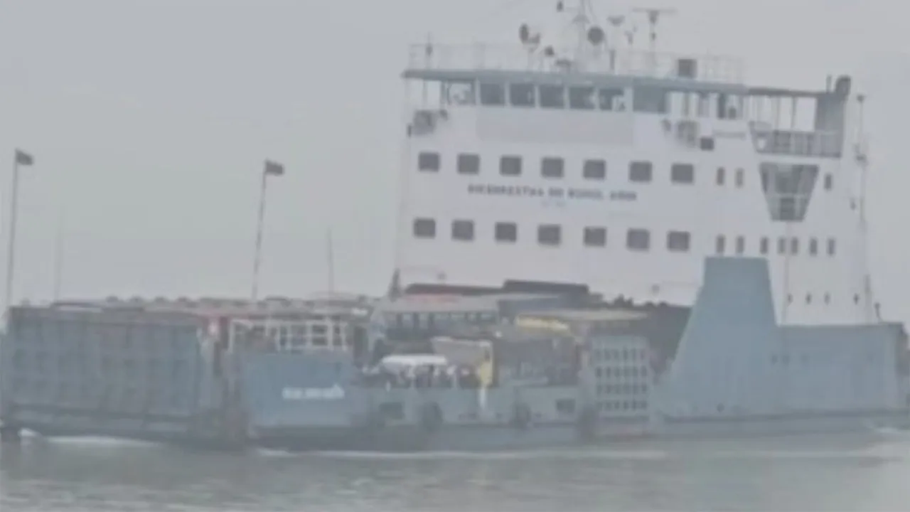 ৭ ঘণ্টা বন্ধ থাকার পর দৌলতদিয়া-পাটুরিয়ায় নৌযান চলাচল স্বাভাবিক