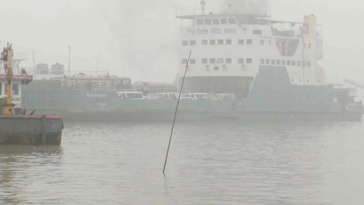 দৌলতদিয়া-পাটুরিয়া রুটে ৫ ঘণ্টা পর নৌযান চলাচল স্বাভাবিক