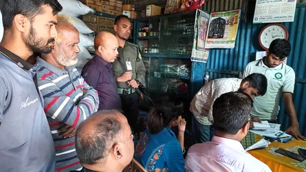 চাটমোহরে বেশি দামে সার বিক্রি করায় ব্যবসায়ীদের জরিমানা