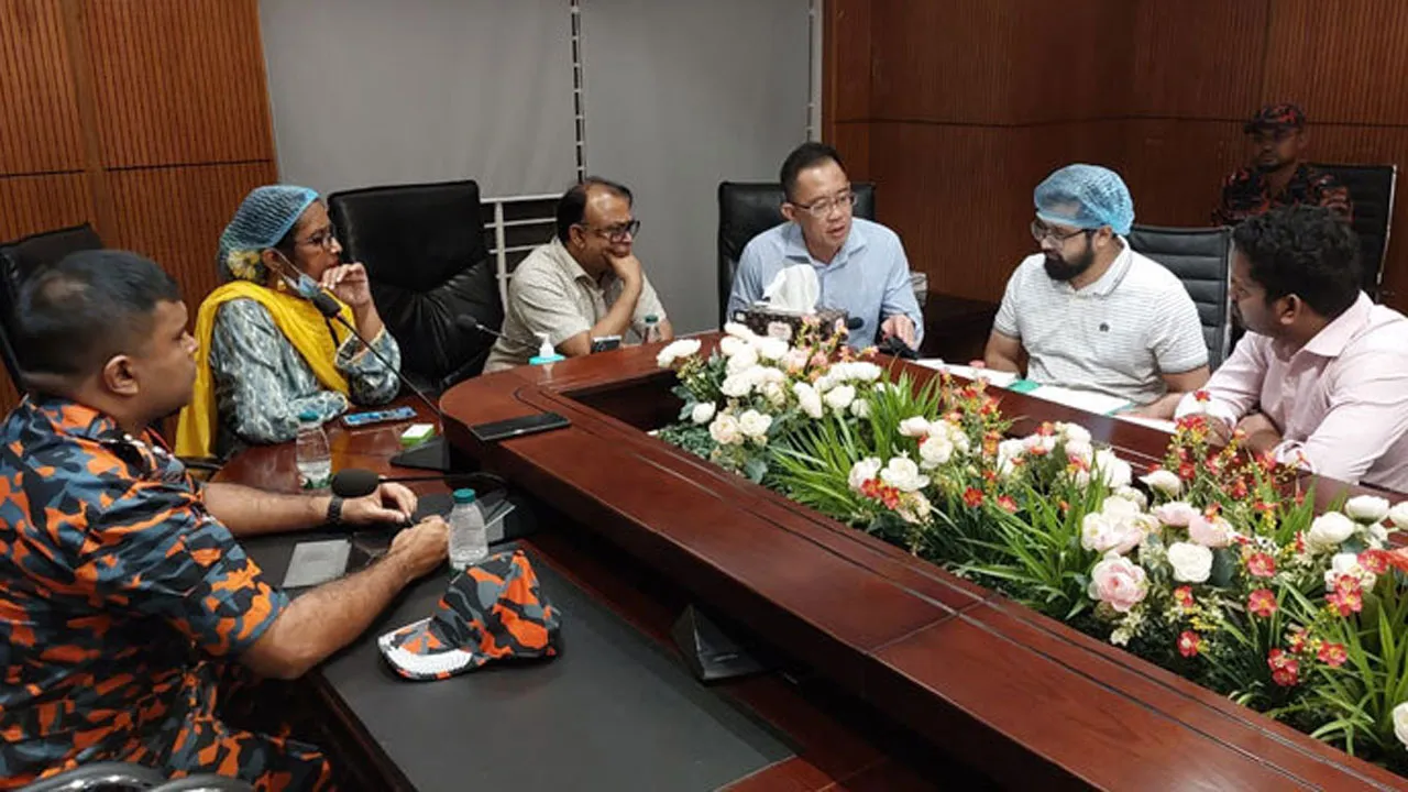 আহত ফায়ার ফাইটারদের চিকিৎসা দিতে ঢাকায় সিঙ্গাপুরের চিকিৎসক
