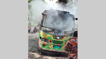 মুন্সীগঞ্জে বাসচাপায় মাদরাসাছাত্রী নিহত, আগুন ধরিয়ে বাস খালে ফেলে দিল জনতা