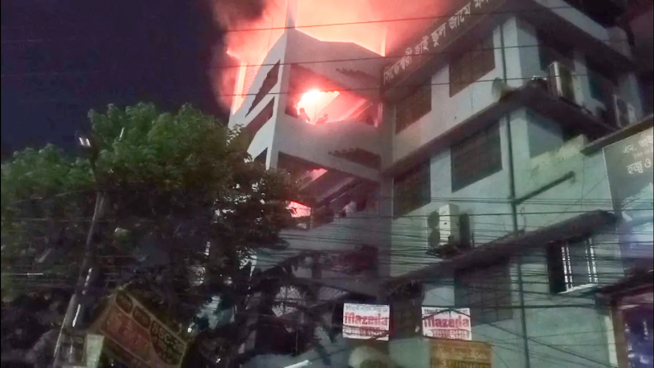 সিদ্ধেশ্বরী উচ্চ বিদ্যালয় মসজিদে আগুন