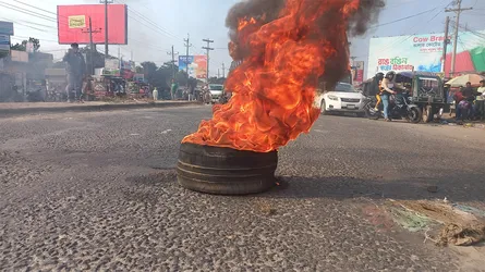 হাদির হত্যাকাণ্ডে জড়িতদের বিচারের দাবিতে মাদারীপুরে মহাসড়ক অবরোধ