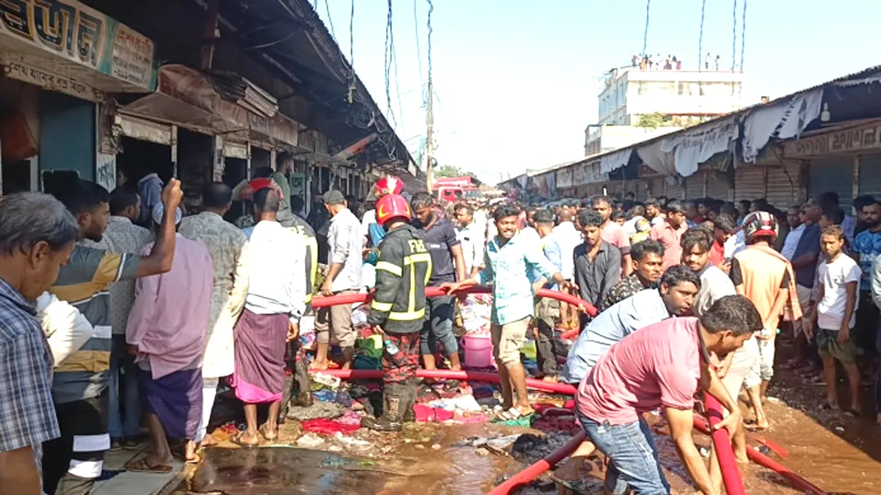 মদনে ভয়াবহ অগ্নিকাণ্ডে ১৭ দোকান ভস্মীভূত, ২ কোটি টাকার ক্ষতি