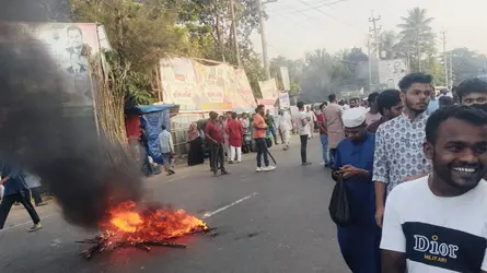হাটহাজারীতে বিএনপির প্রার্থী পরিবর্তনের দাবিতে টায়ার জ্বালিয়ে সড়ক অবরোধ